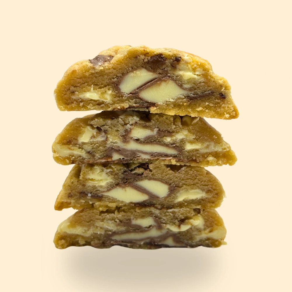 Cookie au Kinder maxi, chocolat blanc et chocolat au lait – Cookie fondant et réconfortant